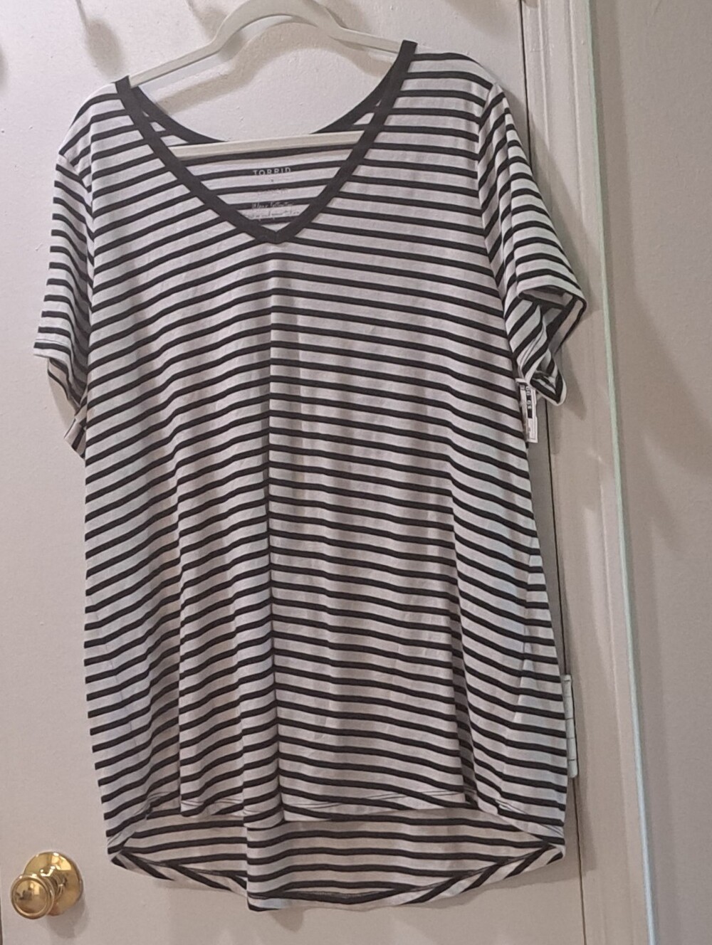 torrid Black & White Striped V-Neck Short Sleeve Tee EUC